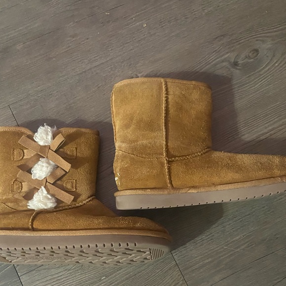 Kookaburra by UGGS, The Victoria Boot w/ bow decorative details, size 4, EUC - Picture 6 of 8